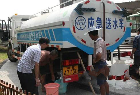 高溫導致用水量大增 送水車開到樓下